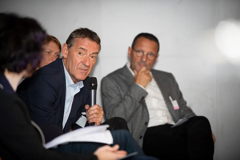 El economista Jim O'Neill, quien dirigió el informe del gobierno del Reino Unido de 2016 sobre la resistencia a los antimicrobianos, famosamente ad