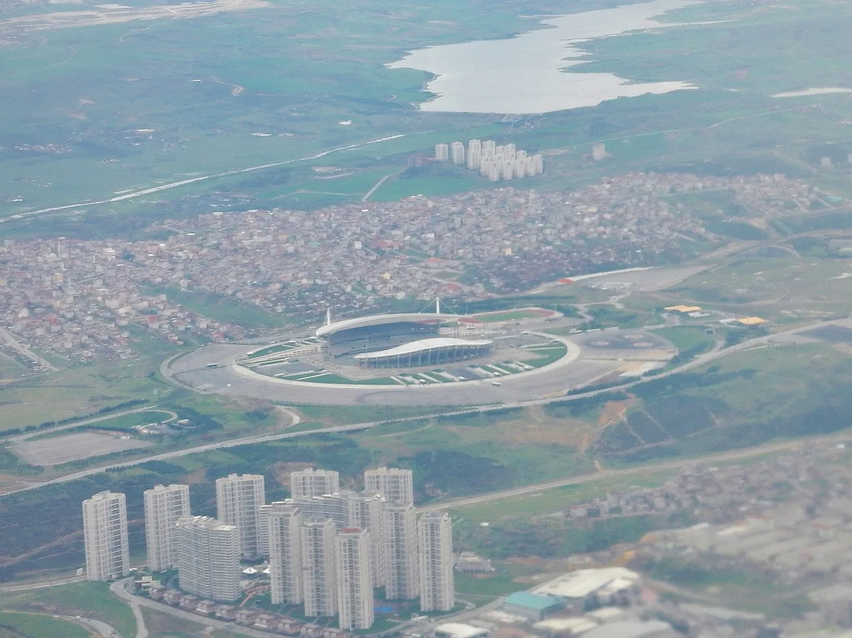Este colosal estadio, el más grande de Turquía, es famoso por albergar el "Milagro de Estambul".