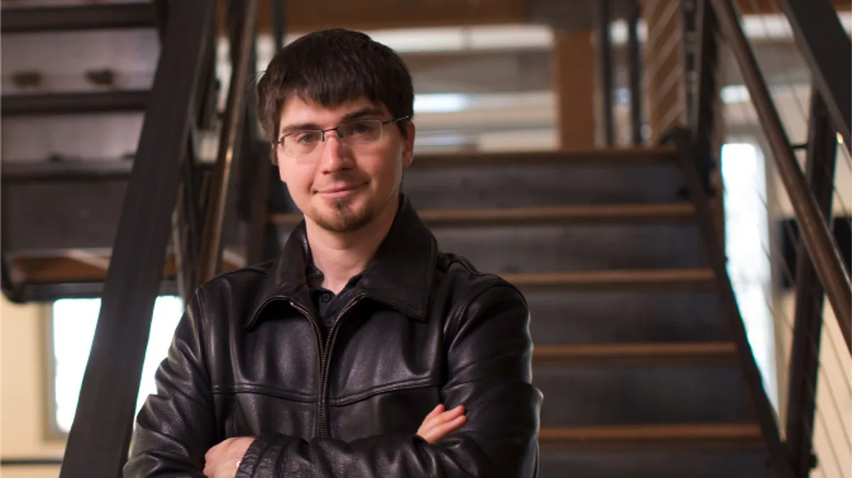 Ian Goodfellow, alors doctorant à l'Université de Montréal, a proposé les réseaux antagonistes génératifs (GAN) en 2014.
