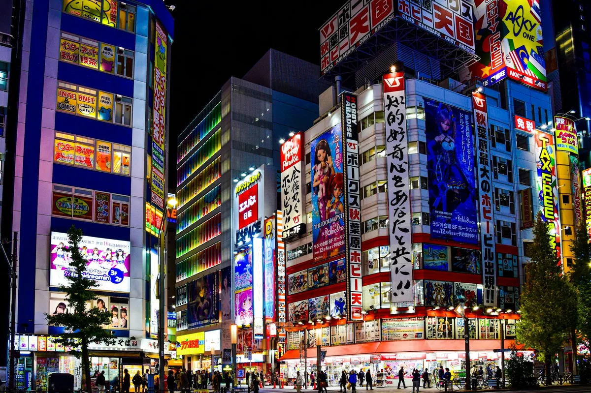 Akihabara, la "Ciudad Eléctrica" de Tokio, es el vibrante corazón de la cultura global del anime y manga de Japón, atrayendo a fans de todo el mundo. Este distrito, bullicioso con tiendas de electrónica, salas de juegos y cafeterías temáticas, muestra el inmenso poder blando de Japón y su capacidad para transformar las industrias creativas en una importante exportación cultural y económica. (Foto: AXP Photography, Pexels)