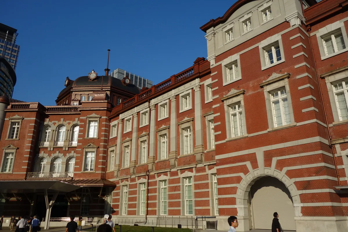 Más que un centro de transporte, la estación de Tokio es una maravilla arquitectónica, particularmente su edificio Marunouchi de ladrillo rojo, que data de 1914. Sirve como puerta de entrada a la red de transporte público meticulosamente planificada e increíblemente eficiente de Japón, un símbolo del compromiso de la nación con la precisión y el desarrollo urbano.