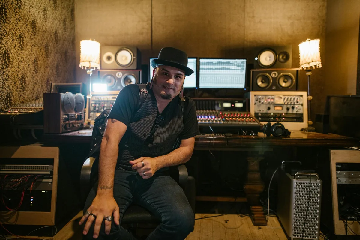 John Alagia, un productor experimentado conocido por su trabajo con Dave Matthews Band y Jason Mraz, desempeñó un