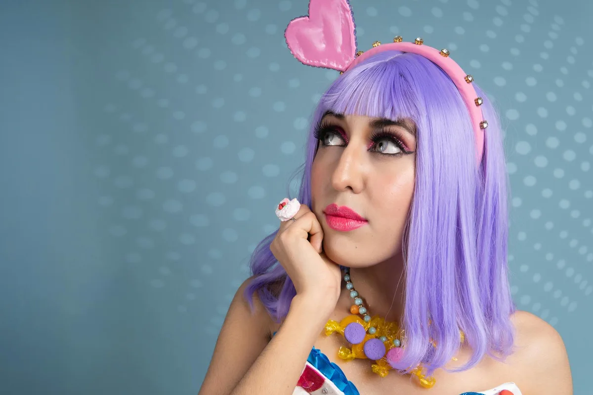 Katy Perry, una vibrante superestrella del pop, prestó su voz al dúo 'Who You Love' en el 'Paradise' de John Mayer