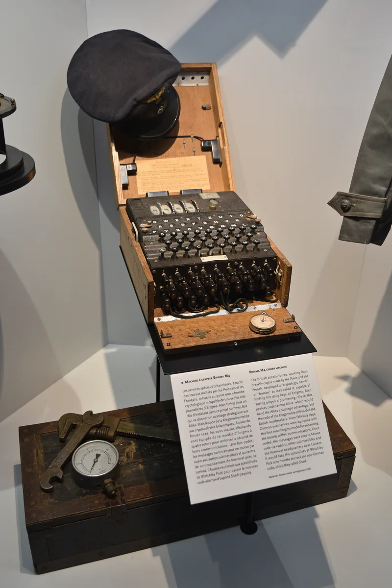 La máquina Enigma, un dispositivo de cifrado portátil, se desarrolló inicialmente para uso comercial en la década de 1920 antes de ser adoptada por el ejército alemán.