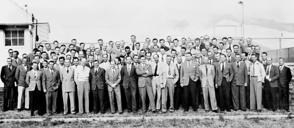 Wernher von Braun fue una figura destacada en el desarrollo de la tecnología de cohetes en la Alemania nazi, responsable del misil balístico V-2.