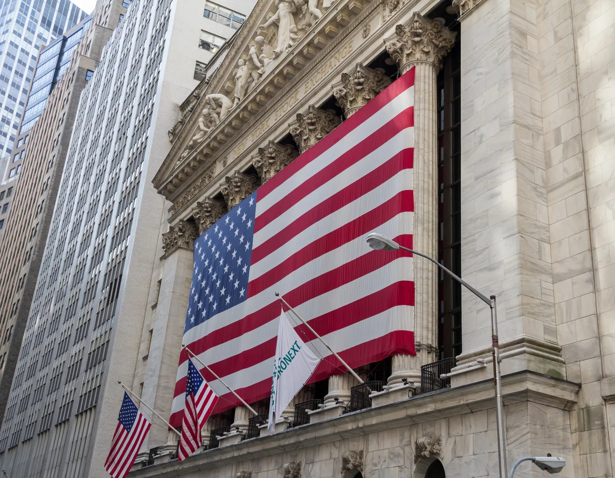 La Bourse de New York (NYSE) à Wall Street est la plus grande bourse du monde par capitalisation boursière. Elle symbolise les vastes opportunités de gains en capital et de revenus de dividendes disponibles sur les marchés publics.