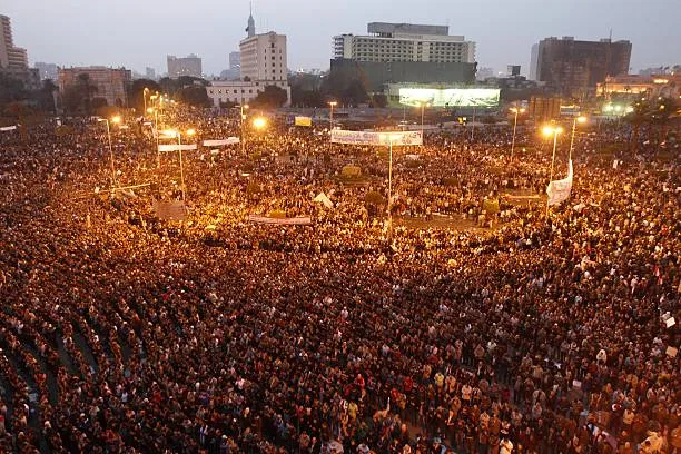 Piazza Tahrir del Cairo, cuore iconico della Rivoluzione Egiziana del 2011, dove milioni si radunarono